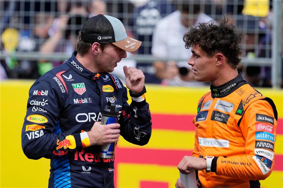 Sie kennen sich gut: Max Verstappen (l) und Lando Norris. Eric Gay/AP/dpa