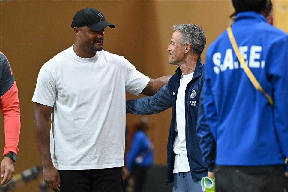 Sie kennen und sie schätzen sich: Bayern-Trainer Vincent Kompany (l) und PSG-Coach Luis Enrique. (Archivbild)Sven Hoppe/dpa