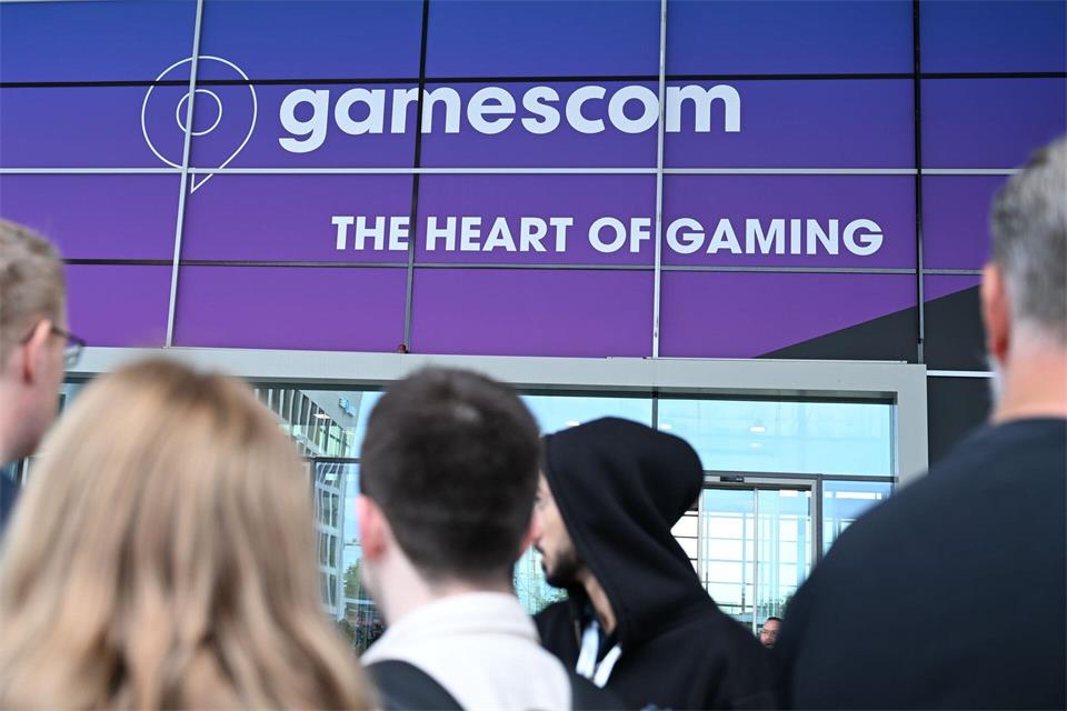 Sie können es kaum Abwarten: Besucherinnen und Besucher warten bei der Gamescom 2025 darauf, dass die Türen aufgehen und sie in die Messehallen strömen können. (Archivbild)Wolf von Dewitz/dpa