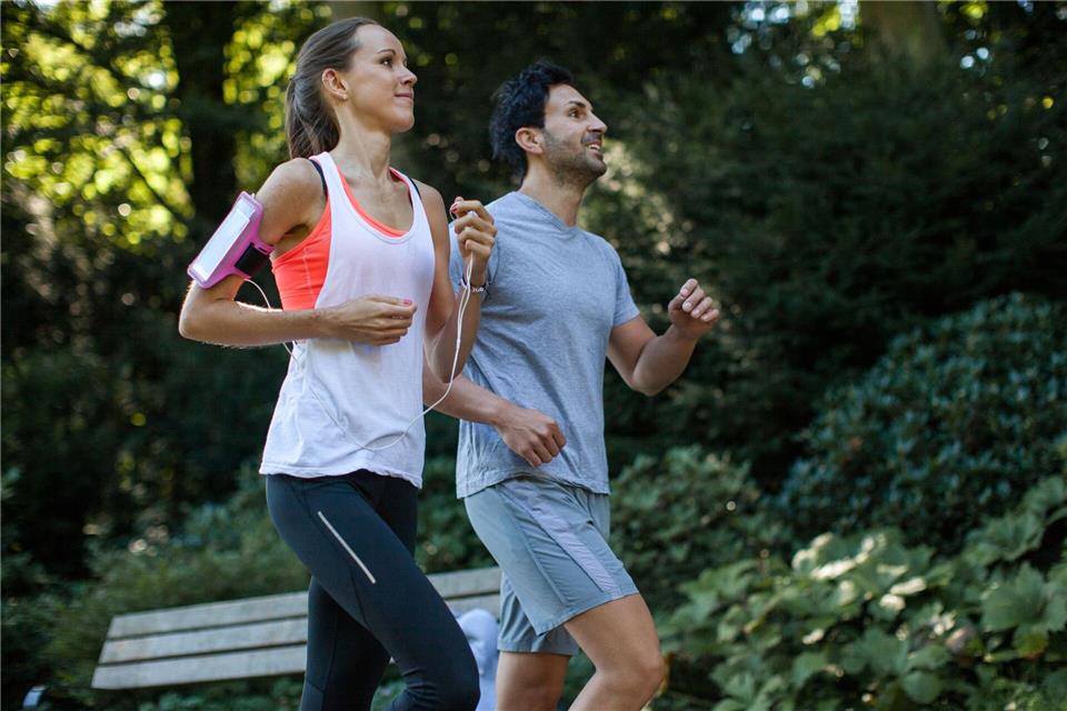 Sie könnten sich beim Joggen noch unterhalten, ohne nach jedem zweiten Wort nach Luft zu schnappen? Dann trainieren Sie mit hoher Wahrscheinlichkeit gerade in Zone 2. Christin Klose/dpa-tmn