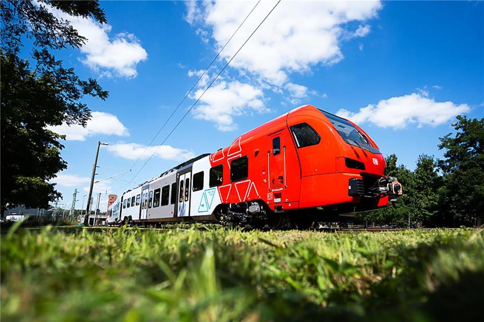 Sie laden ihre Akkus an sogenannten Oberleitungsinseln auf und können und auf nicht elektrifizierten Abschnitten mit dem Akku unterwegs sein: die neuen Triebwagen für das Pfalznetz.--/Stadler Deutschland GmbH/dpa