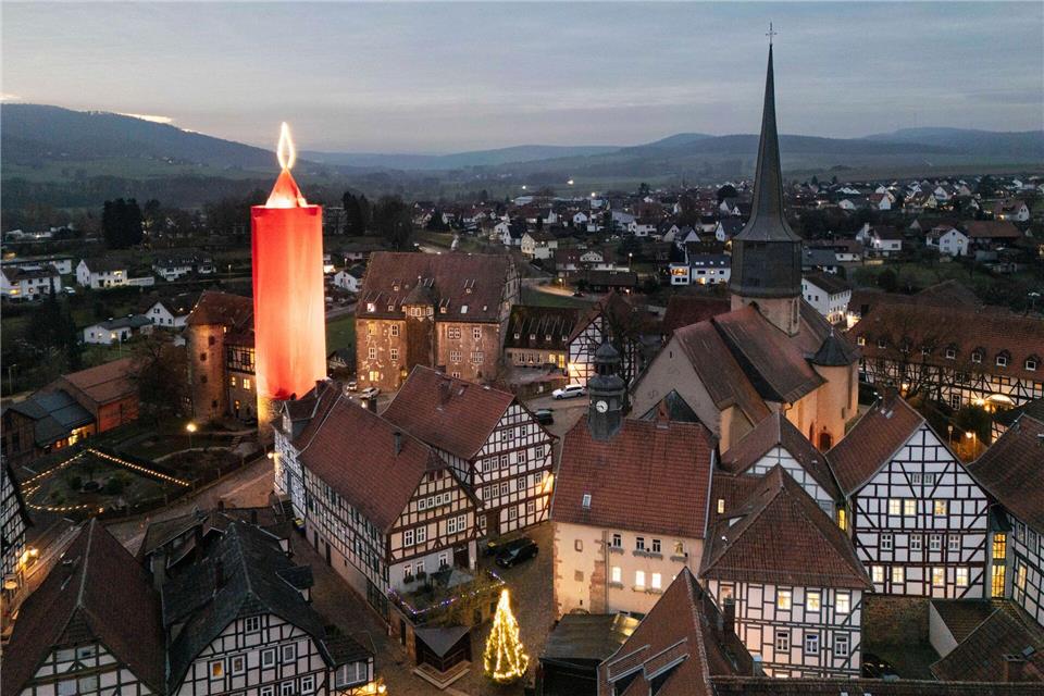 Sie leuchtet wieder: die Riesenkerze in der osthessischen Stadt Schlitz.Boris Roessler/dpa