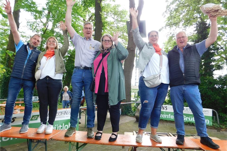 Sie ließen sich hochleben: Das Grütlohner Königspaar Hubert Haselhoff und Königin Annemie Baumeister (rechts) mit den Ehrenpaaren Katharina Südholt und Frank Bläker (links) sowie Anne Bläker und Thomas Baumeister (Mitte).