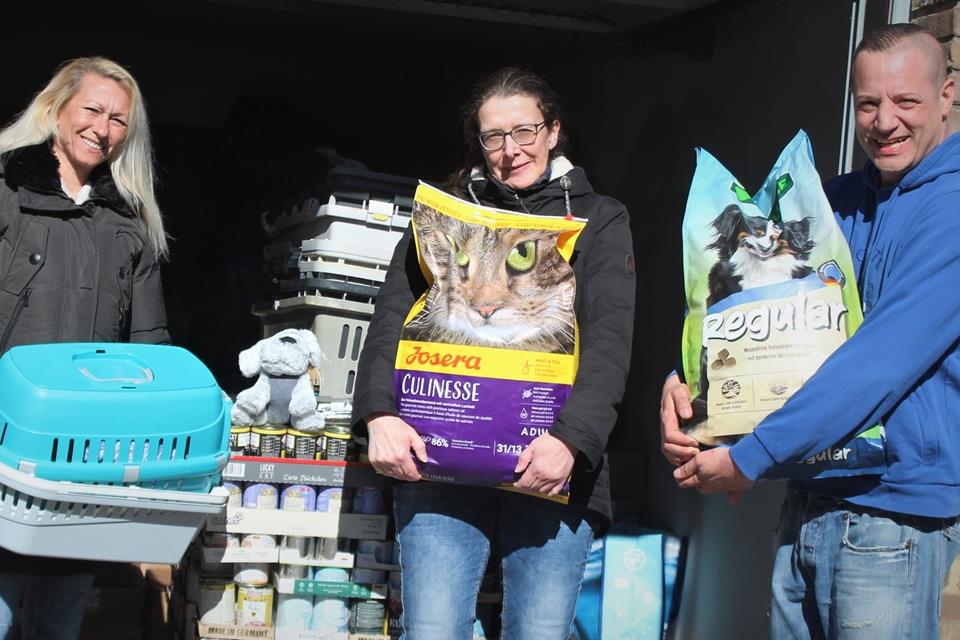 Sie möchten Hunden und Katzen in der Ukraine helfen: (v.l.): Nadine Bietenbeck, Petra Wetter und Initiator Gerald Bietenbeck sammeln Spenden.