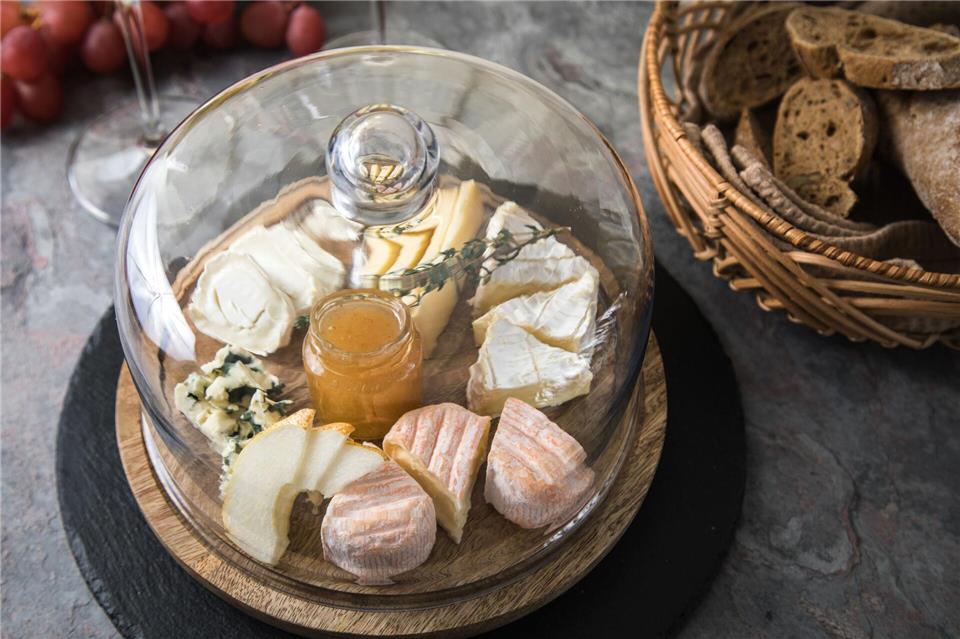 Sie möchten, dass der Käse möglichst lange genießbar bleibt? Dann setzen Sie lieber auf eine Käseglocke statt Silica-Gel.Christin Klose/dpa-tmn