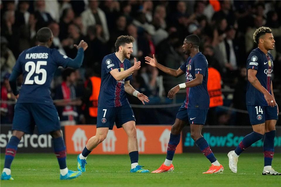 Sie muss die Bayern-Abwehr aufhalten: Chwitscha Kwarazchelia (l) und Ousmane Dembélé trafen beim irren 5:4 in Paris jeweils zweimal. (Archivbild) Christophe Ena/AP/dpa