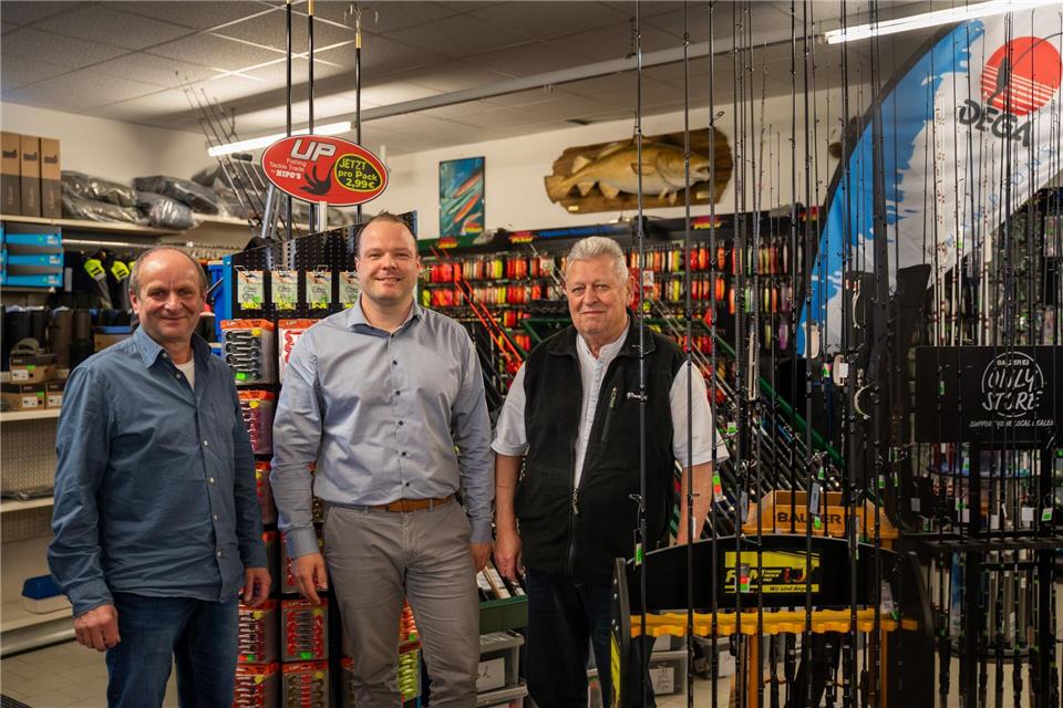Sie nehmen in Wittenberg die Fischereiprüfungen ab. Von links nach rechts: Jürgen Kranz, Christian Reisbach und Uwe Potschka.Jonas Lohrmann/dpa