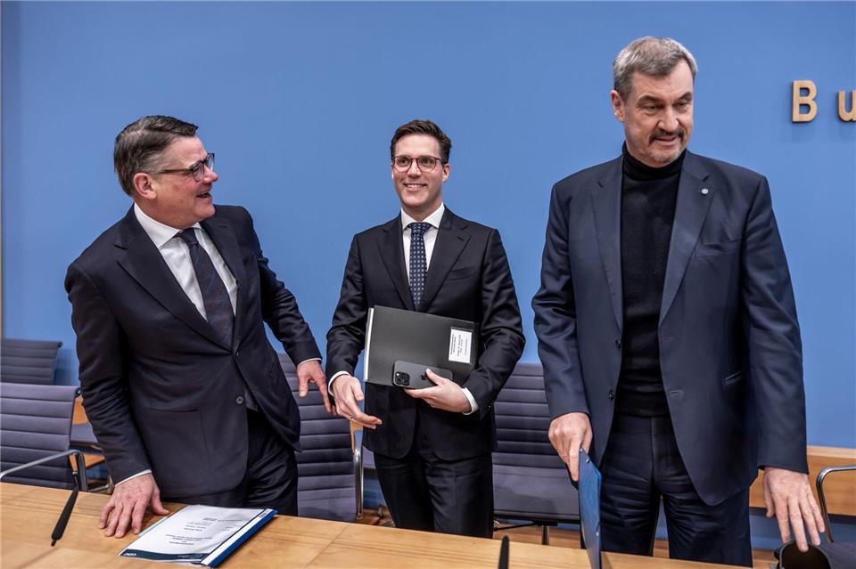 Sie nennen sich „Drei-Löwen-Allianz“: Boris Rhein, Manuel Hagel und Markus Söder.Michael Kappeler/dpa