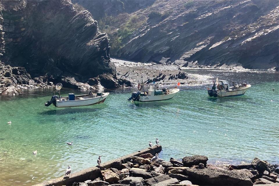 Sie scheinen zu schweben: Fischerboote im kleinen Hafen Entrada da Barca. Von hier fahren Fischer zum Fisch- und Hummerfang auf den Atlantischen Ozean hinaus.Friedemann Kohler/dpa