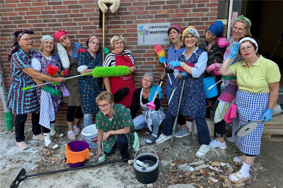 Sie schwingen wieder ihre Staubwedel: Die Kfd-Theatergruppe Raesfeld ist bereit für ihre Auftritte im November.