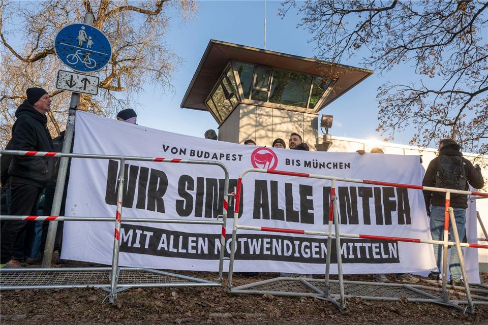 Sie setzten sich auch für andere inhaftierte Mitglieder der linken Szene ein, die in Budapest an Angriffen auf Rechtsextremisten beteiligt gewesen sein sollen. (Archivbild).Peter Kneffel/dpa