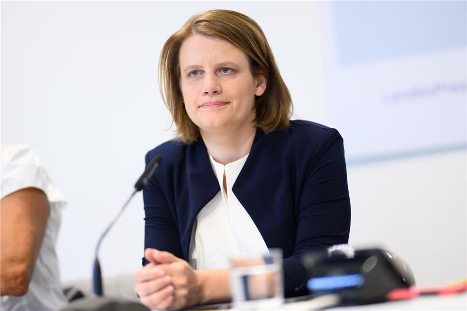 Sie sieht in der Oberstufenreform eine Chance auf Modernisierung und Bildungsgerechtigkeit: Kultusministerin Julia Willie Hamburg. (Archivbild)Julian Stratenschulte/dpa