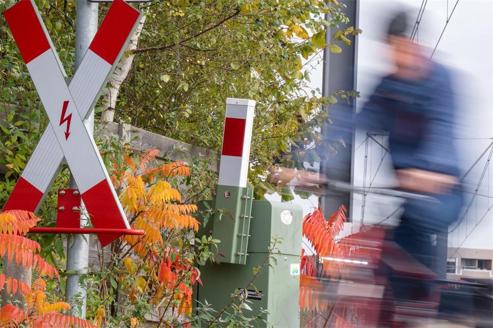 Sie sieht kurios aus - eine Fehlkonstruktion sei die Schranke aber nicht, sagt ein KVB-Sprecher.Benjamin Westhoff/dpa