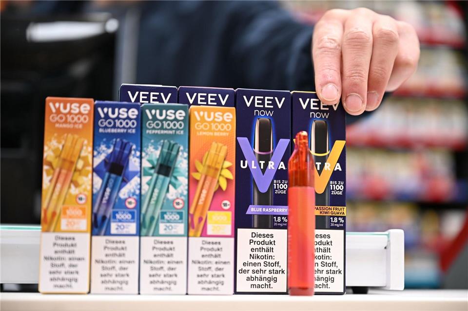 Sie sind bunt designt und haben Geschmacksrichtungen wie „Watermelon Ice“ oder „Classic Mint“: Einweg-E-Zigaretten von Philip Morris (Marke Veev) und British American Tobacco (Vuse). Wolf von Dewitz/dpa