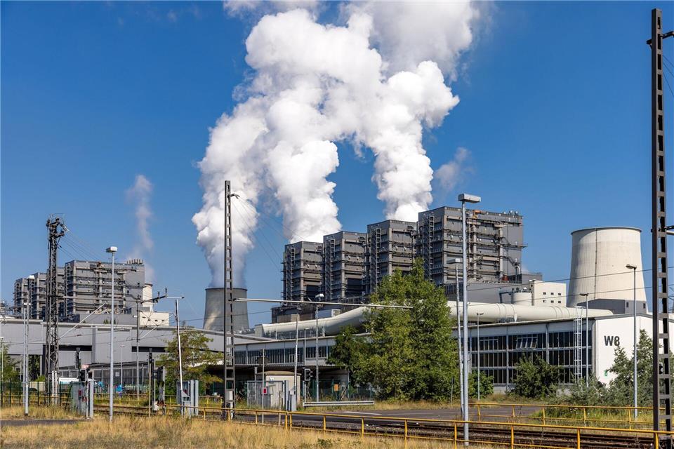 Sie sind ein Symbol für die Kohleregion Lausitz: die Kraftwerksblöcke in Jänschwalde. Frank Hammerschmidt/dpa