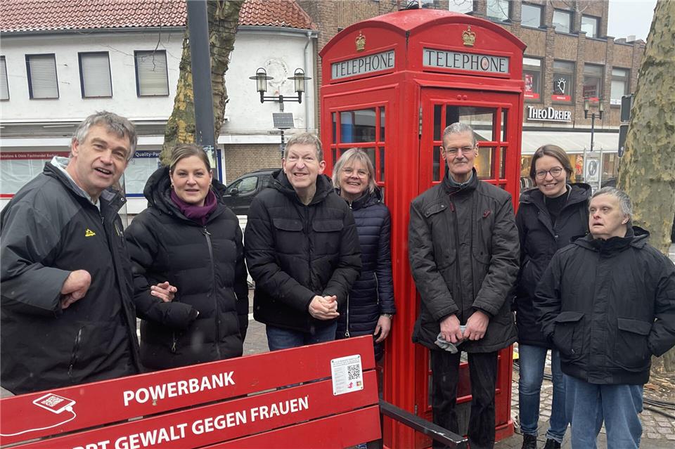 Sie sind froh, dass die Telefonzelle so gut angenommen wird (von links nach rechts): Michael Mumbeck, Betreuerin Jennifer Südholt, Ulrich Korte, Wohnhausleiterin Kesrin Groß-Onnebrink, Norbert Kempe, Lebenshilfe Geschäftsführerin Karin Benning und Günther Baumeister.