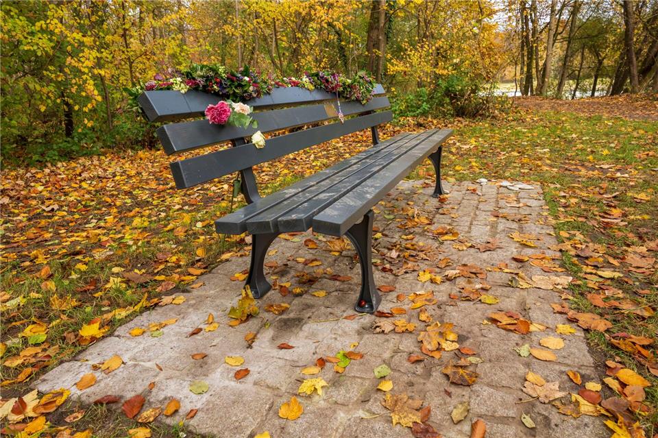 Bank am Flaucher erinnert an Todesopfer des Auto-Anschlags  Sie soll an die 37 Jahre alte Mutter und ihre zweijährige Tochter erinnern, die bei dem Anschlag starben.Peter Kneffel/dpa