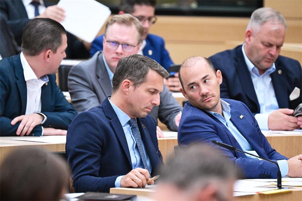Sie sollen draußen bleiben: Knapp als ein Dutzend Wahlgänge, knapp als ein Dutzend Niederlagen für die AfD.   Bernd Weißbrod/dpa
