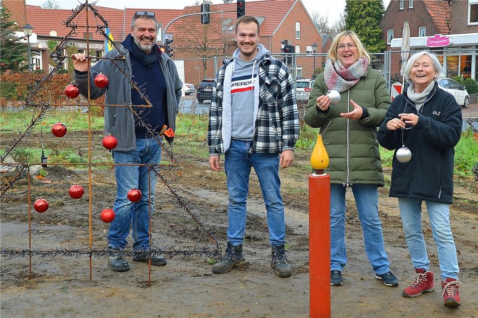 Sie sorgen für ein weihnachtliches Ambiente in der Erler Dorfmitte (v. l.): Manfred und Niklas Gerbersmann, Annette Hüsken und Walburga Angermann.