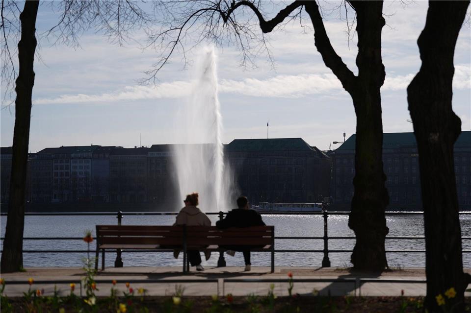 Sie sprudelt wieder: die Alsterfontäne in der Hamburger Innenstadt.Marcus Brandt/dpa