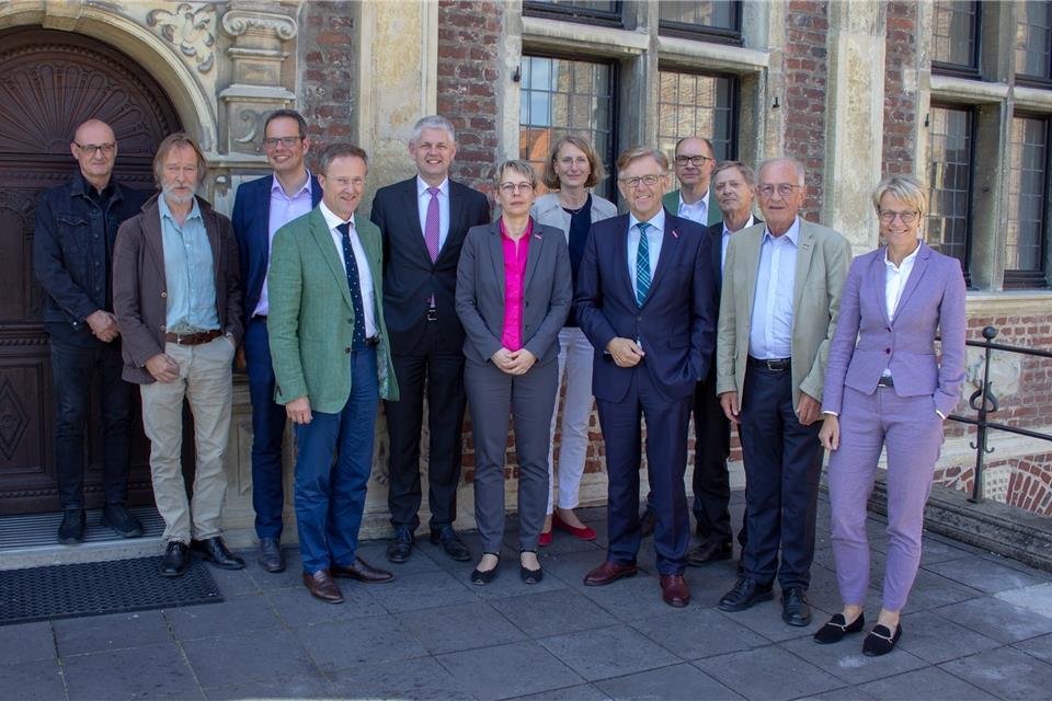 Sie stehen hinter dem Restaurator im Handwerk – Mitarbeiter der Akademie und Beirat: (v.l.) Eberhard Berg, Schloss Raesfeld; Eckard Zurheide, Akademie des Handwerks; Andreas Grotendorst, Bürgermeister; Peter Deckers, Hauptgeschäftsführer Handwerkskammer Aachen; Christoph Dammermann, Staatssekretär im Wirtschaftsministerium; Dr. Ursula Baumeister, Akademieleiterin; Dr. Andrea Pufke, Landeskonservatorin LVR; Hans Hund, Präsident der Handwerkskammer Münster; Dr. Holger Mertens, Landskonservator LWL; Dr. Edmund Heller, Staatssekretär im Arbeitsministerium; Otto Brink, Ehrenmitglied; Dorothee Feller, Regierungspräsidentin Bezirksregierung Münster.