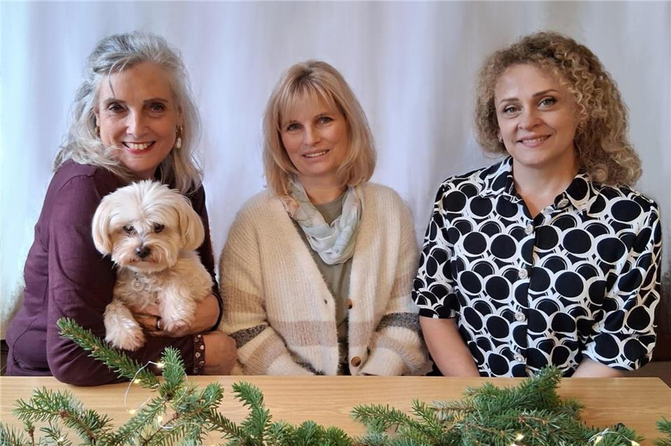Sie stellen in der St.-Silvester-Kirche aus (v. l.): Monika Mohr, Johanna Elfenkämper und Mira Sauter.