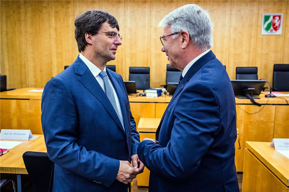 Sie stritten vor Gericht um das Ukraine-Sondervermögen: Finanzminister Marcus Optendrenk (CDU) und SPD-Fraktionsvize Christian Dahm - hier bei der mündlichen Verhandlung im Mai. (Archivbild)Lars Berg/dpa
