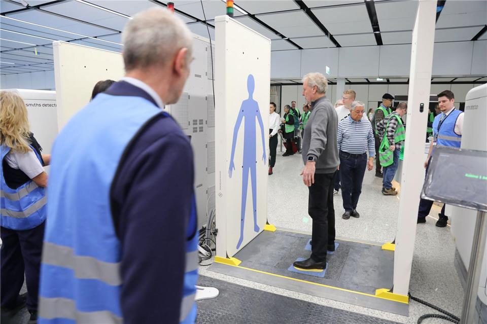 Sie testen auch die modernen Körperscanner.Dominik Bartl/dpa