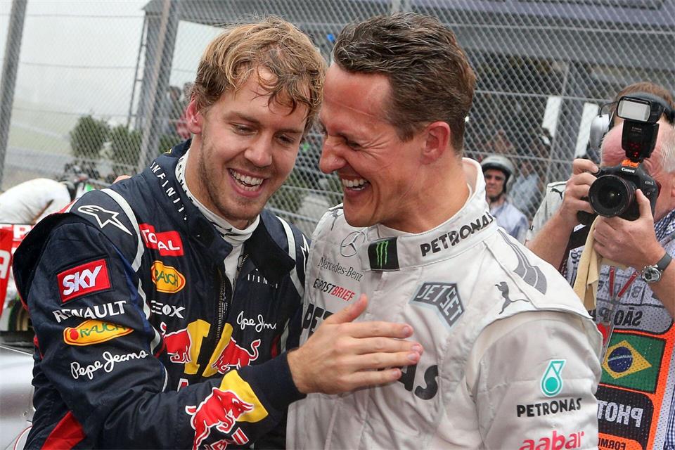 Sie veränderten die Motorsportwelt nicht nur in Deutschland: Sebastian Vettel (l) und Michael Schumacher. (Archivbild)Jens Büttner/dpa