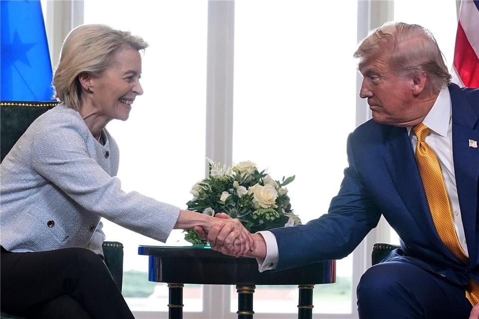 Sie vereinbarten im vergangenen Sommer den Zolldeal: EU-Kommissionspräsidentin Ursula von der Leyen und US-Präsident Donald Trump. (Archivbild)Jacquelyn Martin/AP/dpa