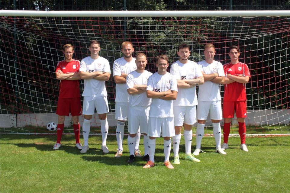 Sie vergrößern und verbessern den Kader des SV Illerhusen: (von links) Marco Korte, Kai Eversmann, Jonas Heiming, Christian Heller, Dominik Lehrig, Dominik Bollmann, Ken Kirchhoff und Jonas Roß sind im Sommer neu zum Team gestoßen.