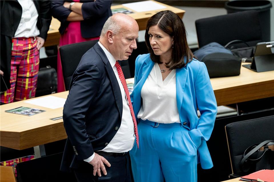 Sie war seine Tennispartnerin: Wegner spricht in einer Sitzung des Abgeordnetenhauses mit Günther-Wünsch.Fabian Sommer/dpa