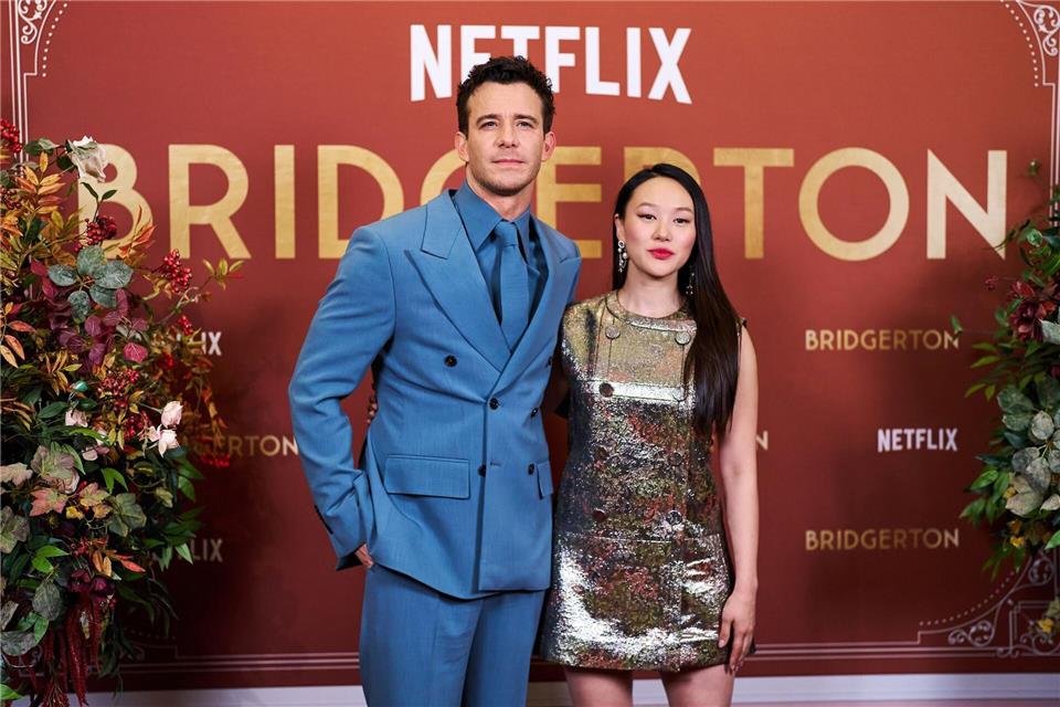 Sie waren in der vierten Staffel verliebt: Benedict Bridgerton (Luke Thompson) und Sophie Baek (Yerin Ha). (Archivbild)Scott A Garfitt/Invision/AP/dpa