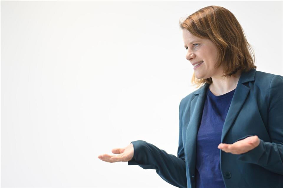 Sie will den Religionsunterricht konsequent weiterentwickeln: Kultusministerin Julia Willie Hamburg.Julian Stratenschulte/dpa