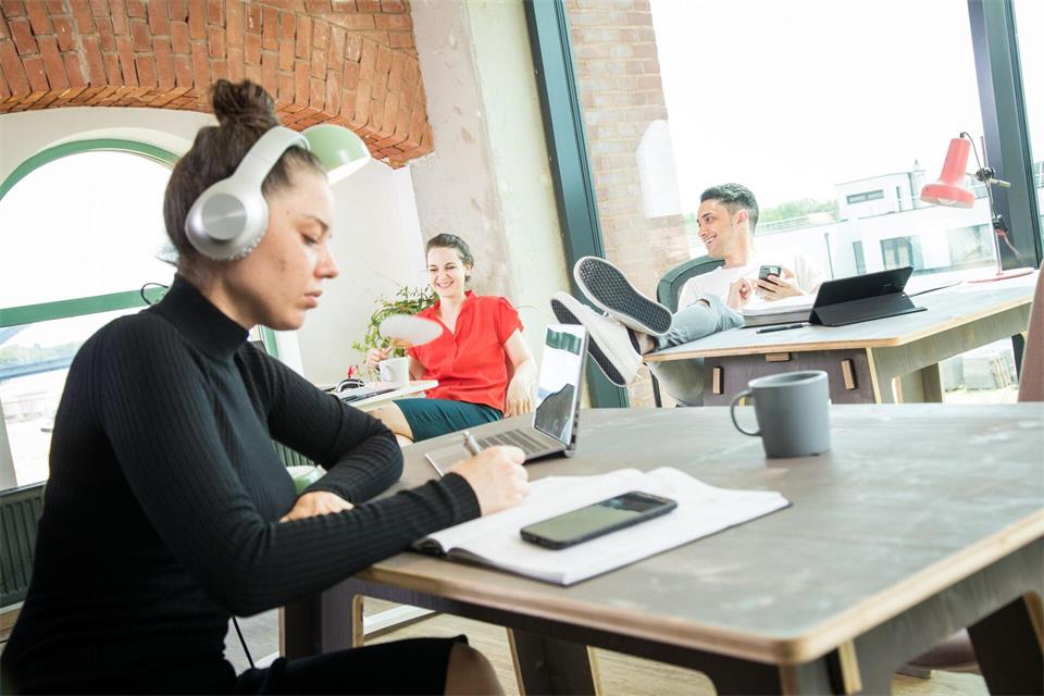 Sie wollen dem Small Talk im Büro entkommen? Dann können Kopfhörer ein effektives Mittel sein.picture alliance / dpa-tmn