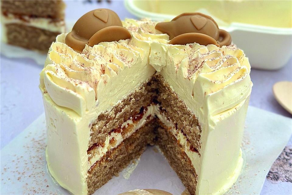 Bento Cakes: Kleiner Augenschmaus mit großer Botschaft Sie wollen einen Tee-Liebhaber beschenken? Vielleicht trinkt er ja auch gerne Chai Tee. Dann ist ein Bento Cake „Say Chai“ das richtige - mit kleinen Teetassen on top. Marid Lubenow/Christophorus Verlag/dpa-tmn