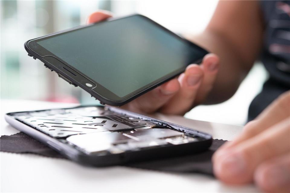 Sie wollen im Zweifel das Smartphone-Display selbst austauschen können? Dann sollten Sie auf die Zerlegungstiefe achten.picture alliance / dpa Themendienst