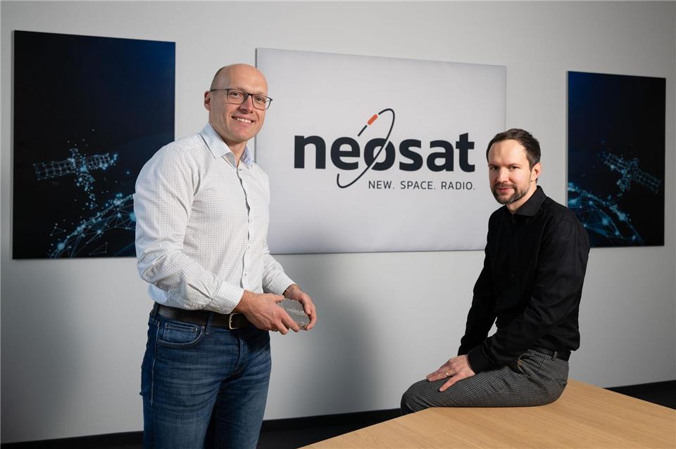 Sie wollen mit einer sächsischen Satellitenmission die Leistungsfähigkeit hiesiger Raumfahrtunternehmen unter Beweis stellen: die Chefs der Dresdner Unternehmen Inradios und Neosat, Steffen Bittner und Kai-Uwe Storek. Sebastian Kahnert/dpa