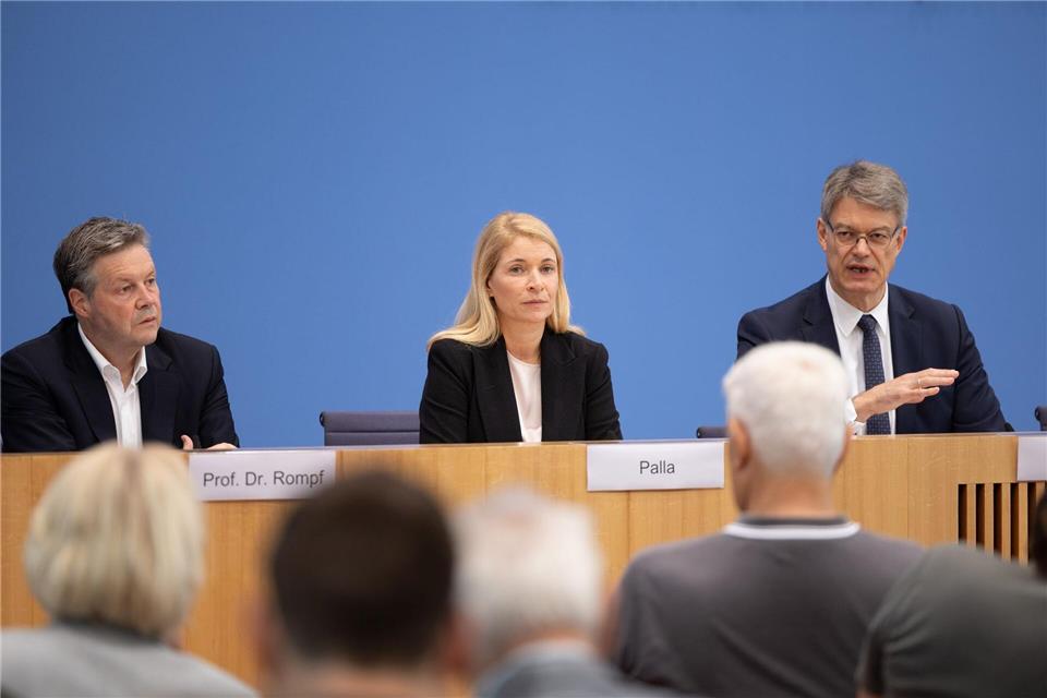 Machtkampf statt Neustart - Holpriger Wechsel an Bahn-Spitze Sie wollten Zuversicht verbreiten, doch der Neustart ist erst einmal ausgebremst worden. Die Eisenbahn- und Verkehrsgewerkschaft wehrt sich gegen die Berufung von Dirk Rompf (l) als Infrastruktur-Chef. Andreas Gora/dpa