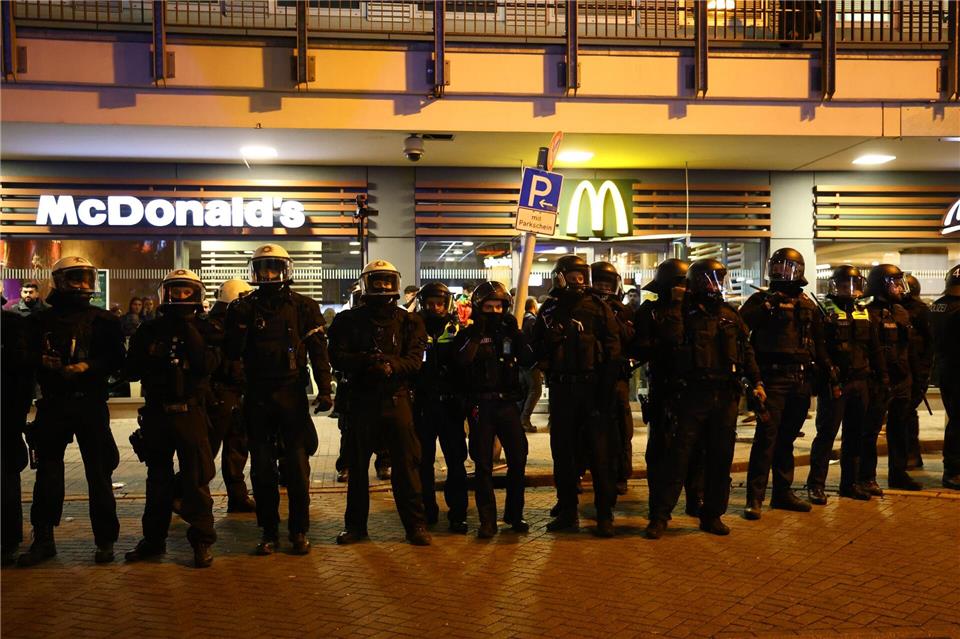 Sieben Beamte sind bei einem Demo-Einsatz in Dortmund durch Böller verletzt worden. Vermutlich erlitten sie Knalltraumata, wie ein Sprecher sagte.Alex Talash/dpa
