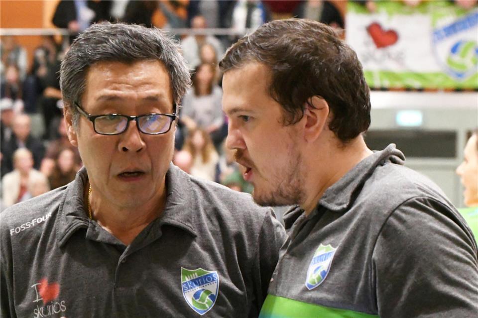 Sieben Jahre bildeten Chang Cheng Liu und Markus Friedrich (rechts) das höchst erfolgreiche Trainerteam bei den Skurios Volleys. 2023 musste dann Friedrich gehen, ein Jahr später wurde Lius Vertrag in Borken nicht verlängert. Heute verbindet die beiden eine enge Freundschaft. Liu machte Friedrich nun nach dessen Entlassung Mut: „Du bist noch jung, Du bist gut und Du schaffst das.“