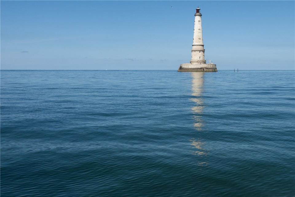 Sieben Kilometer vor der Küste liegt der Leuchtturm von Cordouan.Andreas Drouve/dpa-tmn
