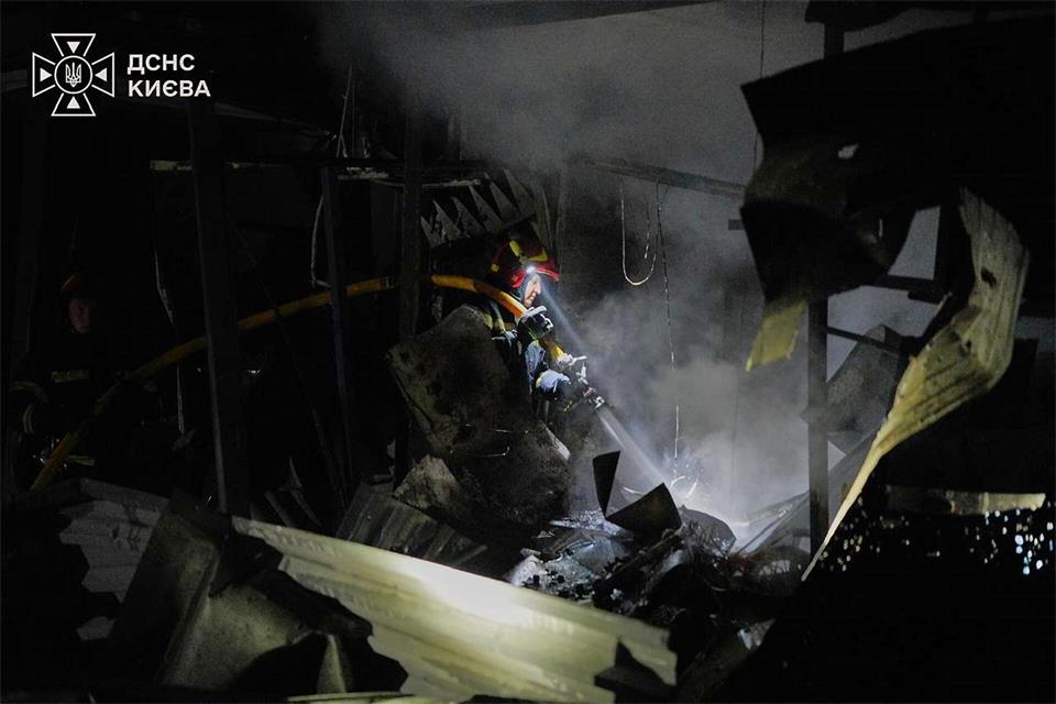 Sieben Menschen kamen beim Angriff auf ein Bahndepot in Kiew ums Leben.Uncredited/Ukrainian Emergency Service/AP/dpa