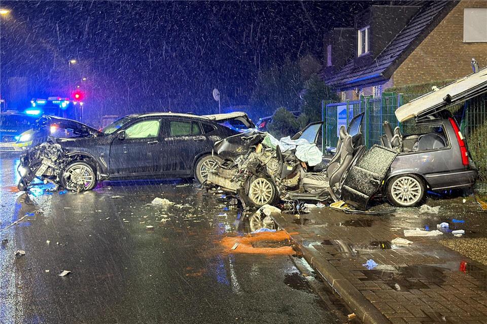 Sieben Menschen wurden bei dem Unfall verletzt.Justin Brosch/dpa