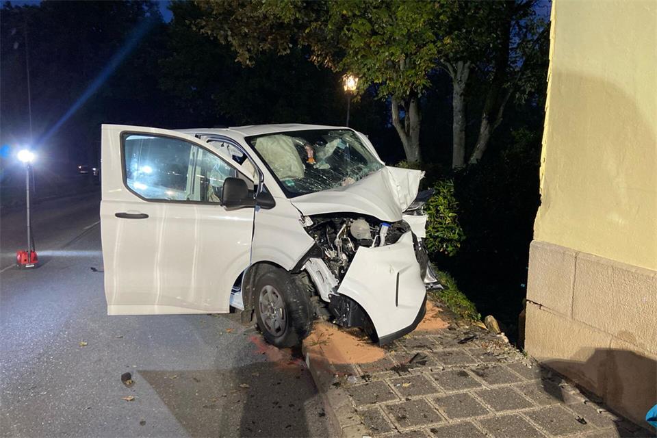 Sieben Menschen wurden verletzt, als eine Fahrerin aus Sonneberg /Thüringen ihren Kleinbus an eine Hauswand im oberfränkischen Sonnefeld setzte.-/Polizei Oberfranken/dpa