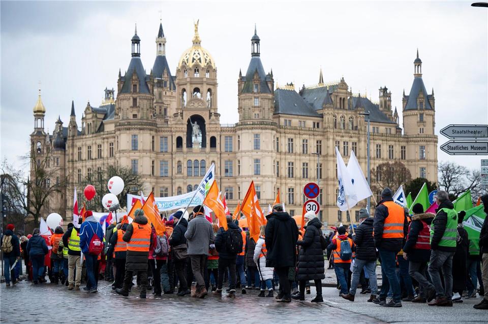 Sieben Prozent mehr Lohn, das fordern die Gewerkschaften.Philip Dulian/dpa