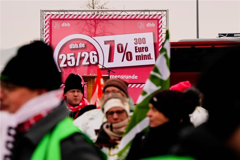 Sieben Prozent mehr Lohn, mindestens aber 300 Euro mehr, fordern die Gewerkschaften. Frank Molter/dpa