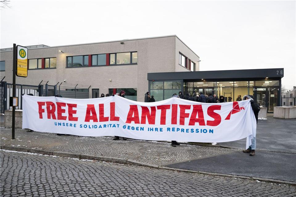 Sieben mutmaßliche Linksextremisten müssen sich vor dem Oberlandesgericht Dresden verantworten.Sebastian Kahnert/dpa