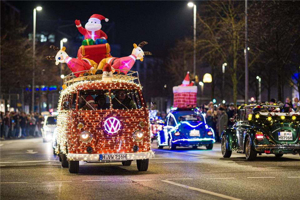 Siebte Twinkle Light Cruise: weihnachtlich geschmückte Fahrzeuge rollen durch HannoverMoritz Frankenberg/dpa