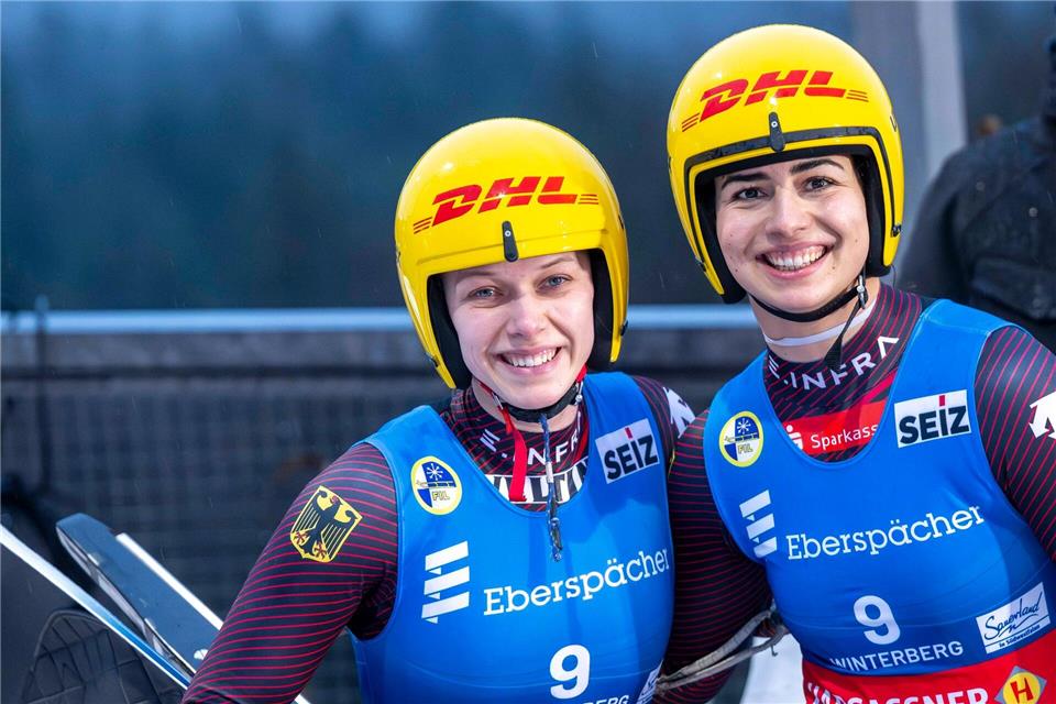 Sieg in Winterberg, aber kein Olympia-Platz für Jessica Degenhardt (r) und Cheyenne Rosenthal.David Inderlied/dpa